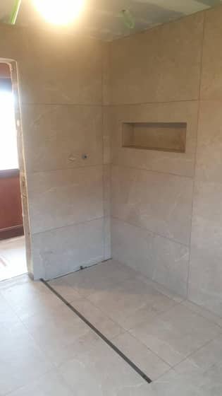 Badkamer met faiences afgewerkt door Bouwwerken Bouttelisier
