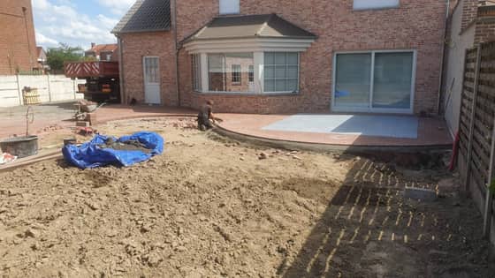 Terras in natuursteen rond een zwembad in West-Vlaanderen